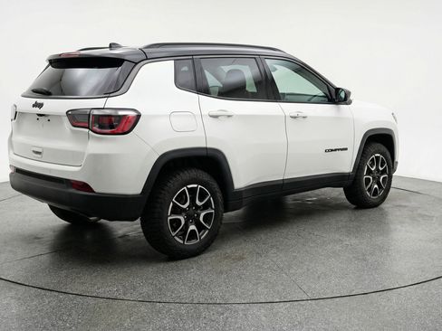 Used 2025 Jeep Compass Trailhawk AWD/4WD image 9