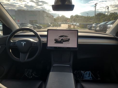 Used 2022 Tesla Model Y Long Range AWD/4WD image 18