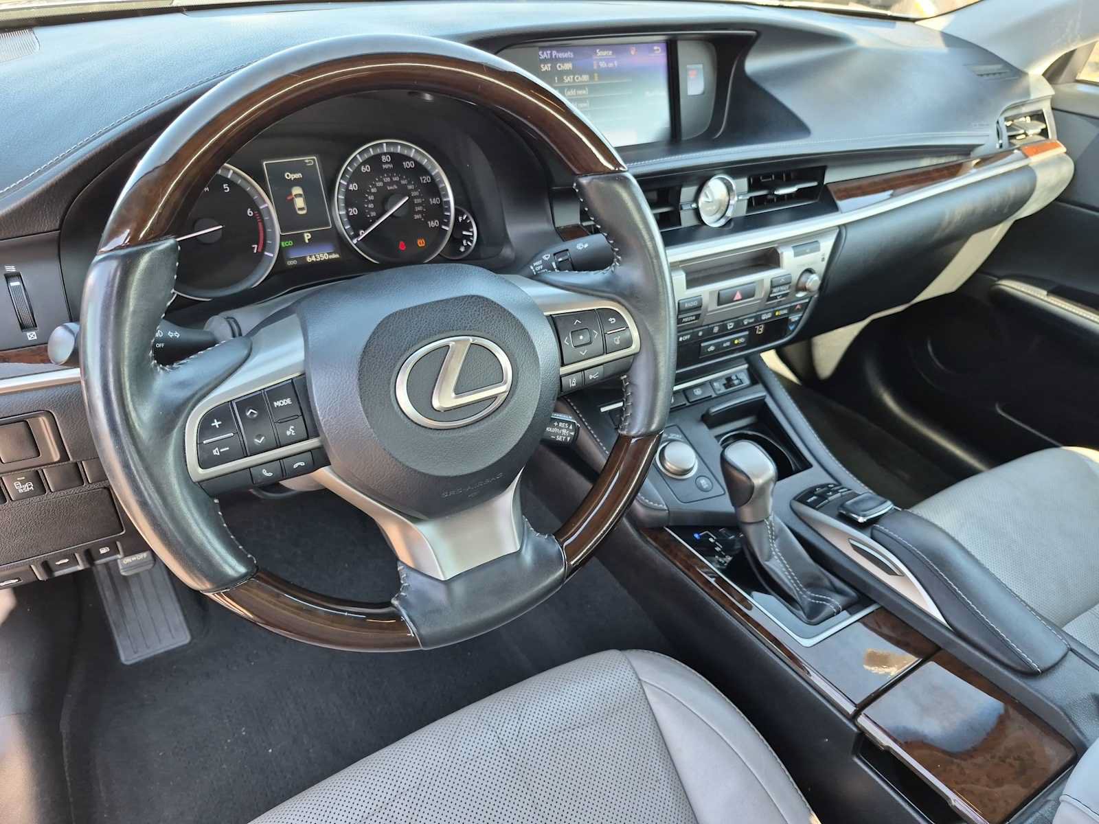 Used 2017 Lexus ES 350 w/ Luxury Package FWD image 2