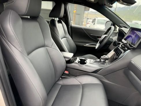 Used 2024 Toyota Venza XLE image 18