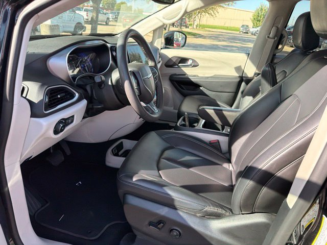 Used 2024 Chrysler Pacifica Touring-L FWD image 17