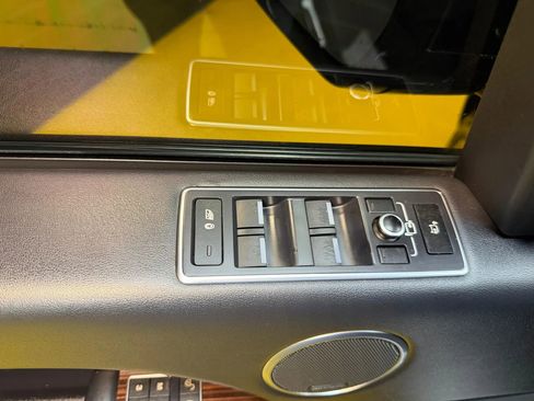 Used 2014 Land Rover Range Rover HSE image 17