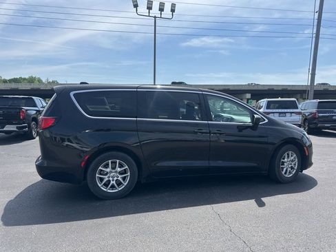 Used 2022 Chrysler Voyager LX FWD image 4