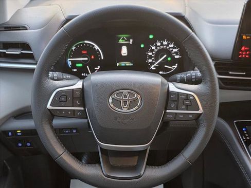 Used 2024 Toyota Sienna XLE image 20