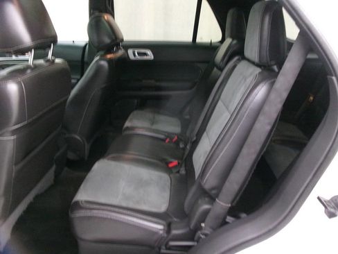 Used 2015 Ford Explorer XLT w/ Equipment Group 202B AWD/4WD image 16