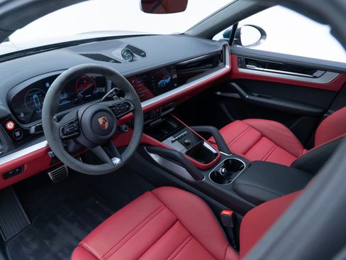 Used 2025 Porsche Cayenne GTS image 4