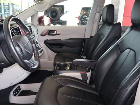 Used 2018 Chrysler Pacifica Touring-L w/ Premium Audio Group FWD image 17