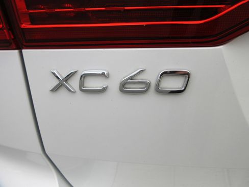 Used 2023 Volvo XC60 T8 Ultimate image 8