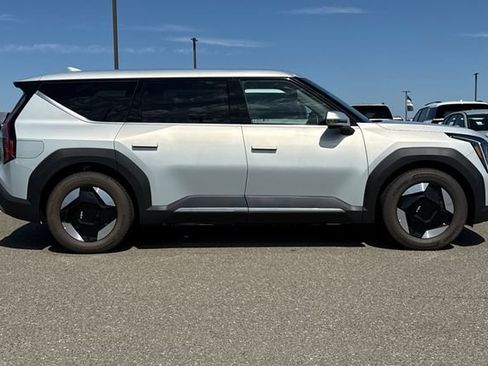 New 2026 Kia EV9 Light RWD image 3
