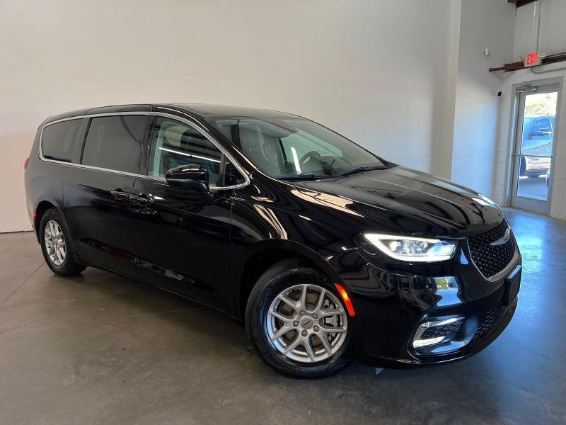 Used 2024 Chrysler Pacifica Touring-L FWD image 26