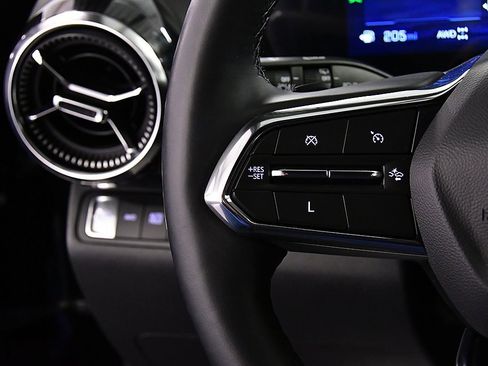 Used 2025 Chevrolet Equinox LT w/ Safety and Technology Package image 18