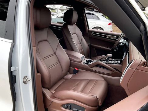 Used 2023 Porsche Cayenne AWD/4WD image 9