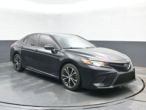 Used 2019 Toyota Camry SE FWD image 2