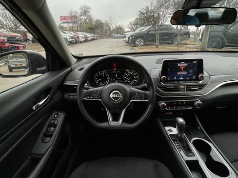 Used 2024 Nissan Altima 2.5 SV image 11