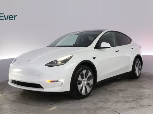 Used 2024 Tesla Model Y Long Range AWD/4WD image 2