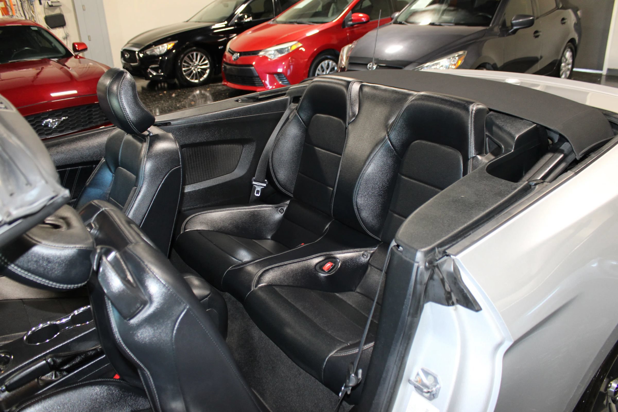 Used 2016 Ford Mustang Convertible RWD image 34