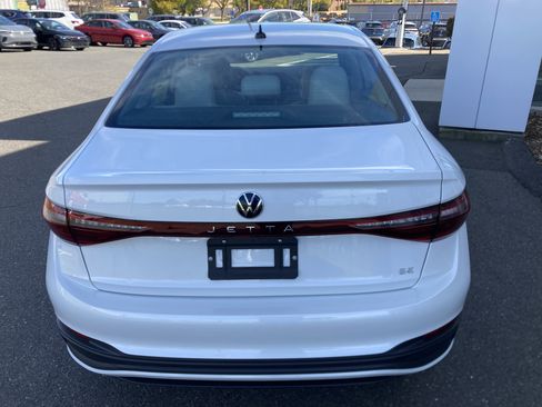 Certified 2025 Volkswagen Jetta SE image 6