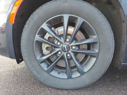 Used 2020 Chrysler Pacifica Touring-L image 12