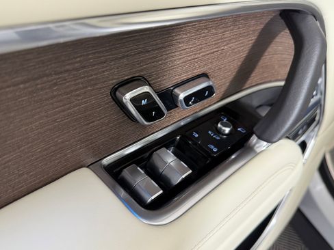 Used 2024 Land Rover Range Rover Long Wheelbase SE image 12