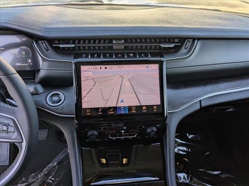 Used 2023 Jeep Grand Cherokee Limited image 15