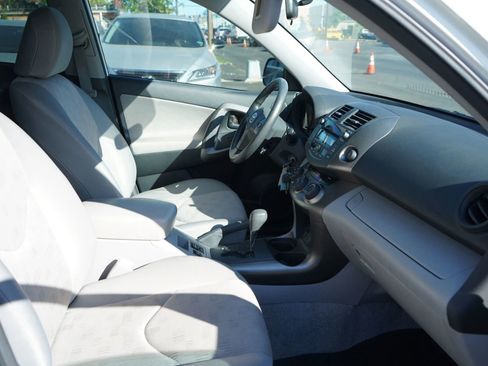 Used 2011 Toyota RAV4 2WD image 17