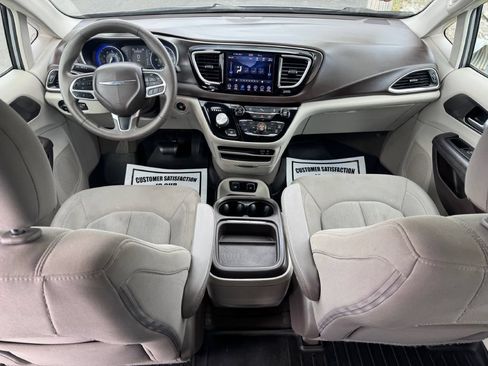 Used 2018 Chrysler Pacifica Touring Plus w/ Tire & Wheel Group FWD image 7