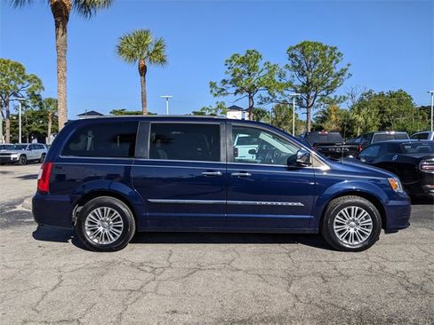 Used 2014 Chrysler Town & Country Touring-L w/ Driver Convenience Group image 3