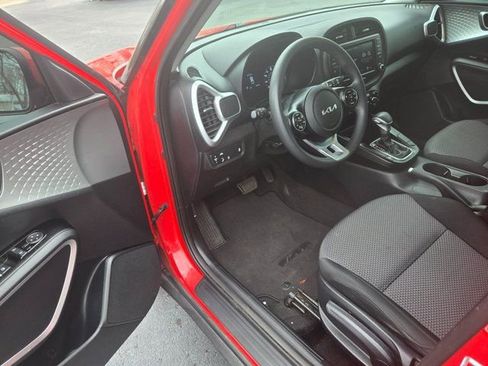 Used 2022 Kia Soul LX w/ Technology Package image 4