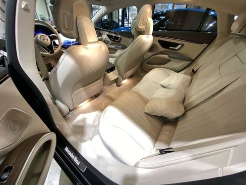 Used 2022 Mercedes-Benz EQS 580 4MATIC Sedan image 5