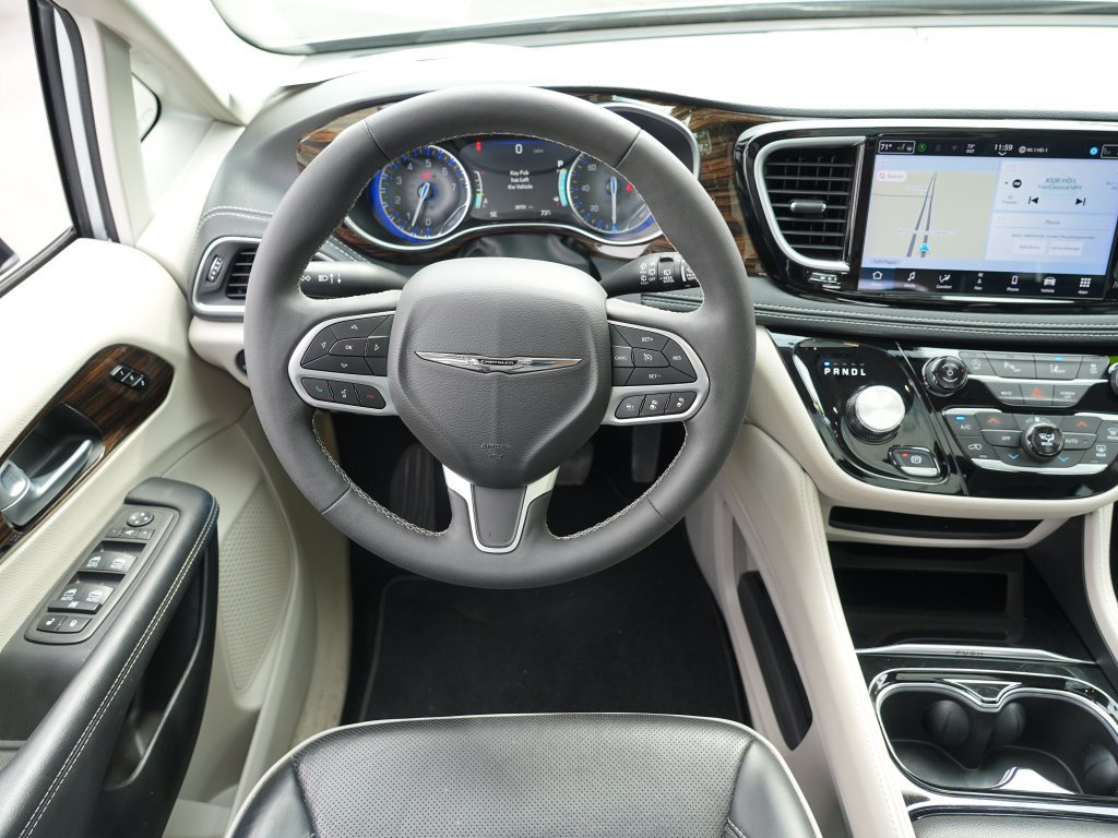 Used 2024 Chrysler Pacifica Limited FWD image 19