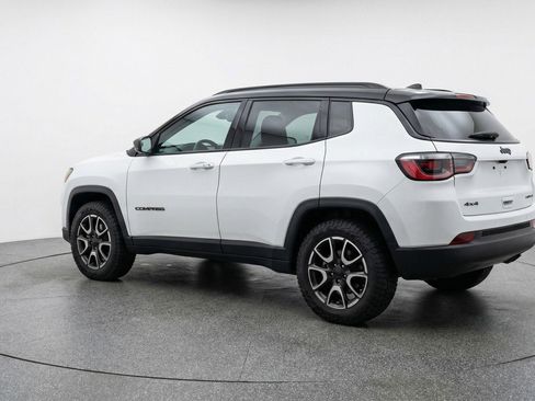 Used 2025 Jeep Compass Trailhawk image 5