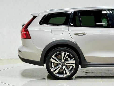Used 2025 Volvo V60 B5 Cross Country Plus image 9