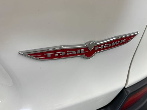 Used 2019 Jeep Cherokee Trailhawk image 8