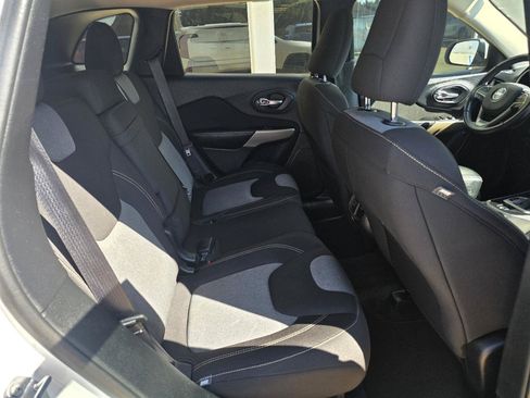 Used 2018 Jeep Cherokee Latitude w/ Altitude Package FWD image 22