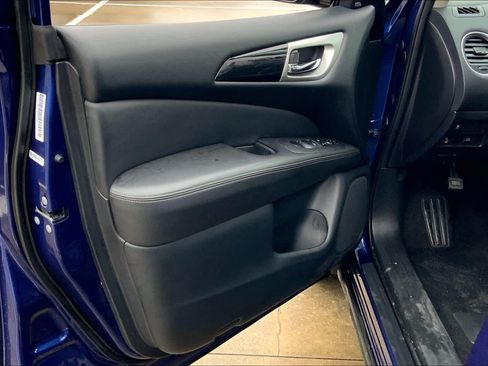 Used 2020 Nissan Pathfinder SV FWD image 19