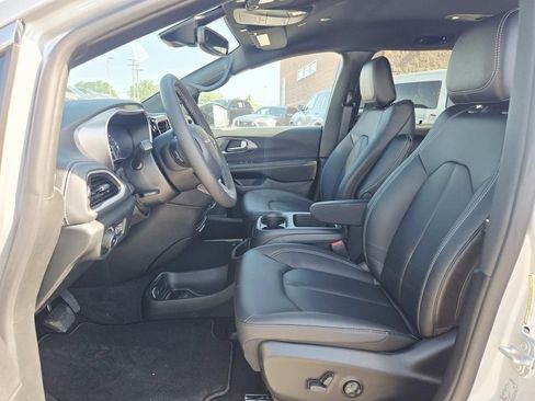 New 2026 Chrysler Pacifica Select FWD image 11