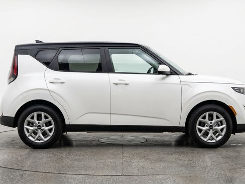 Used 2025 Kia Soul LX w/ LX Technology Package FWD image 11