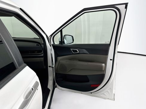 Used 2025 Kia Carnival FWD image 33