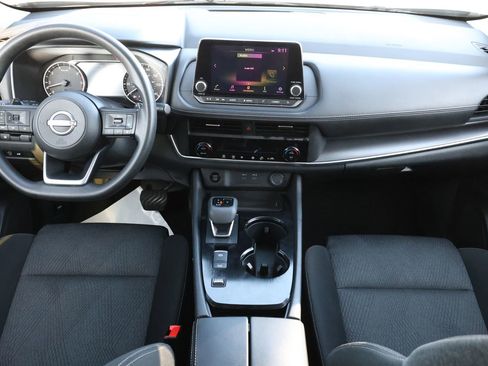 Used 2024 Nissan Rogue SV image 2