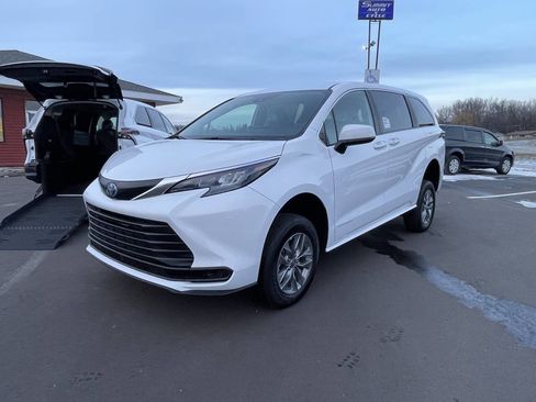 Used 2025 Toyota Sienna LE image 13