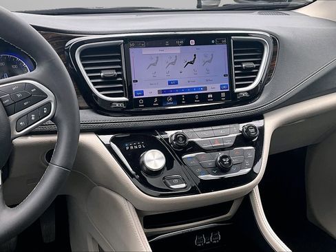Used 2023 Chrysler Pacifica Limited FWD image 5