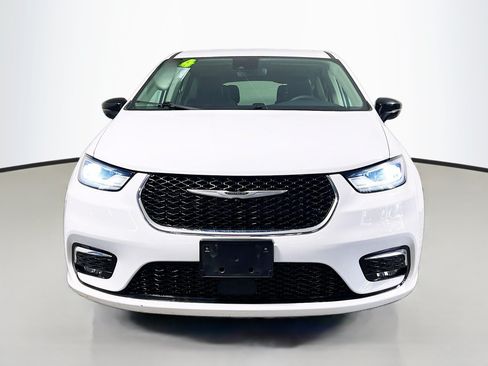 Used 2024 Chrysler Pacifica Touring-L FWD image 10