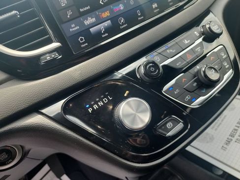Used 2025 Chrysler Pacifica Select FWD image 23