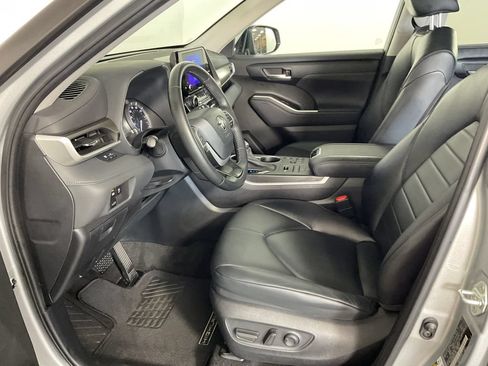 Used 2023 Toyota Highlander XLE AWD/4WD image 19
