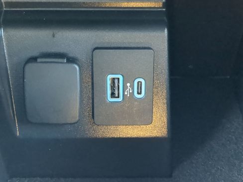 Used 2023 Ford Explorer Limited image 23