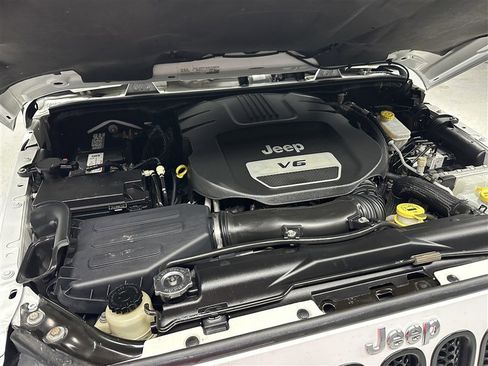 Used 2015 Jeep Wrangler Unlimited Sahara w/ Connectivity Group image 23