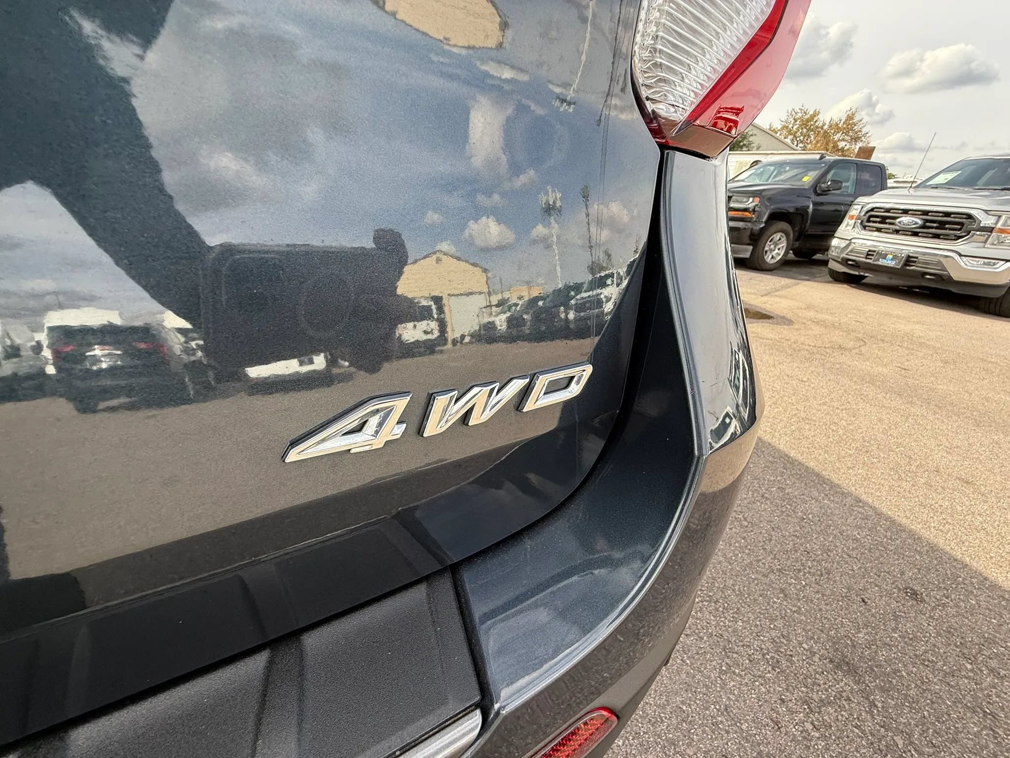Used 2022 Ford Explorer XLT w/ Equipment Group 202A AWD/4WD image 12
