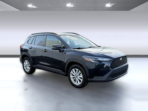 Used 2025 Toyota Corolla Cross LE image 6