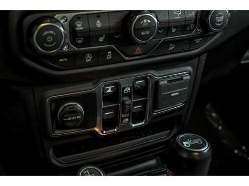 Used 2019 Jeep Wrangler Unlimited Sahara AWD/4WD image 22