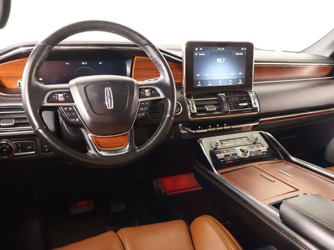 Used 2021 Lincoln Navigator Reserve w/ Luxury Package AWD/4WD image 2